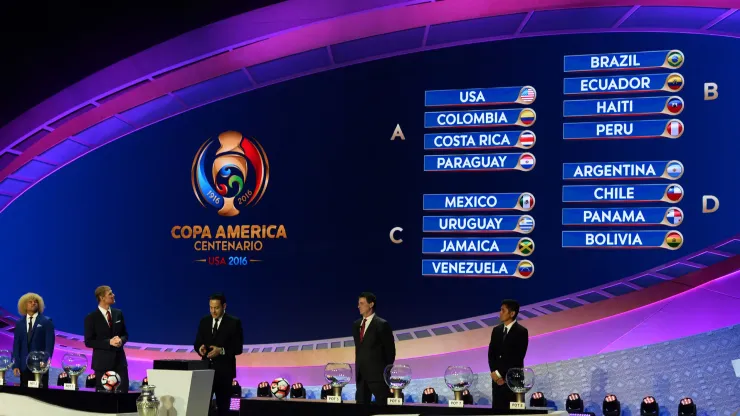 (L-R) Carlos Valderrama, Alexi Lalas, CONCACAF deputy general Jurgen Mainka, Mario Kempes and Jorge Campos look at the screen after the draw for the Copa America Centenario 2016 championship at the Hammerstein Ballroom in New York on February 21, 2016.<br />
The Copa America Centenario, a once-in-a-lifetime soccer summer event, which honors 100 years of the Copa America tournament, will take place in the US from June 3-26, 2016. / AFP / Mladen ANTONOV        (Photo credit should read MLADEN ANTONOV/AFP/Getty Images)
