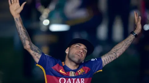 Brazil's Alves to leave Barca, Neymar to stay - club