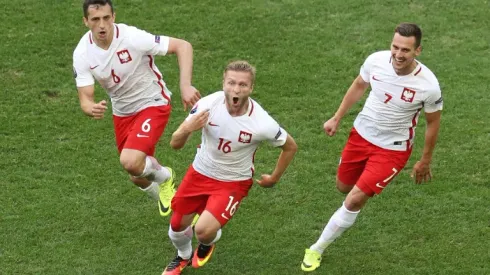 Poland ease into Euro last-16 over hapless Ukraine