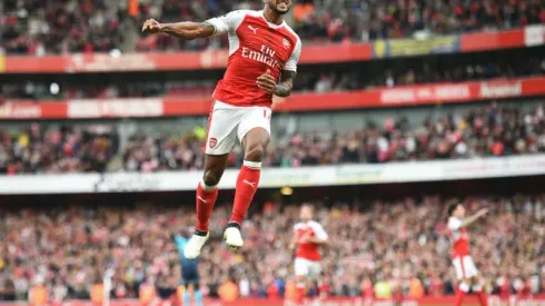 Walcott double helps 10-man Arsenal see off Swansea
