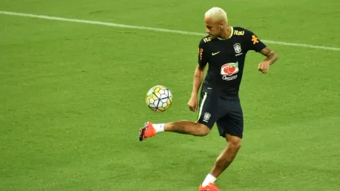 Neymar signs new Barca deal until 2021