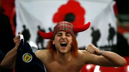 England, Scotland go through with poppy tribute