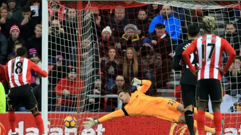 Defoe punishes Liverpool, Manchester City bounce back