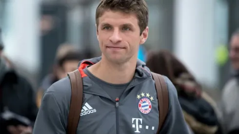Joker Thomas Mueller chats into passport to duck questions
