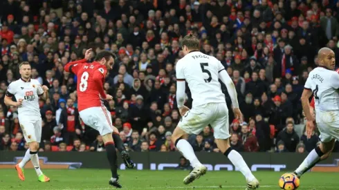 Martial makes point as Man Utd close on City