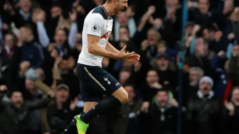 Harry Kane double keeps Tottenham in title hunt