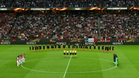 Silence, applause as Man Utd and Ajax honour Manchester victims