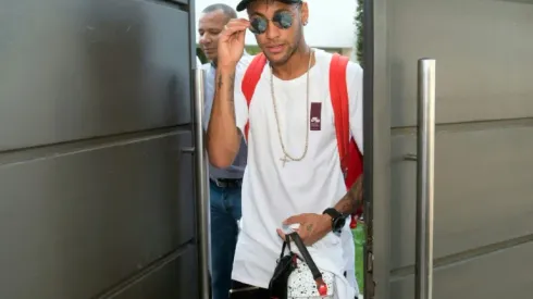 Neymar arrives in Paris promising glory for PSG