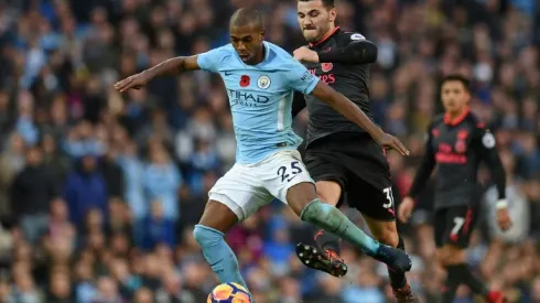 Man City midfielder Fernandinho signs contract extension to 2020