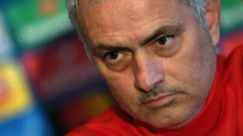 Mourinho signs contract extension at Manchester United