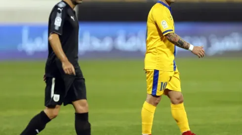 Fans stay away as Xavi beats Sneijder - this time in Qatar