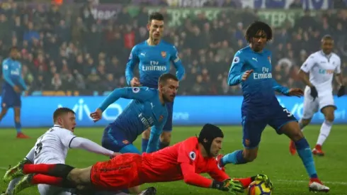 Swansea stun Arsenal, Liverpool cruise