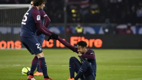 Neymar arrives at hospital for foot operation