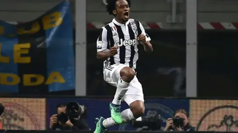 Juventus keep control of title race with dramatic late show at Inter
