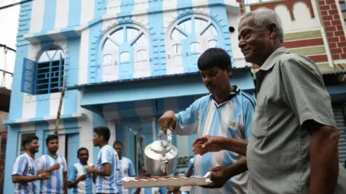 Indian fan paints house in Argentina colours