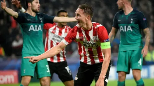 De Jong leveller leaves Spurs' hopes hanging by a thread