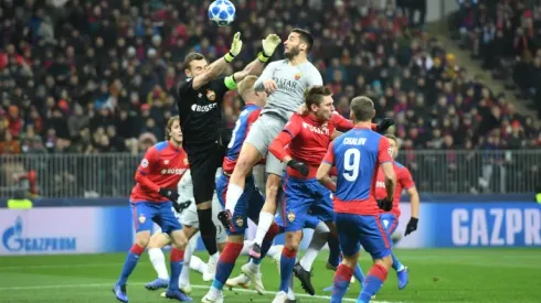 Roma close in on last 16 with win over 10-man CSKA Moscow