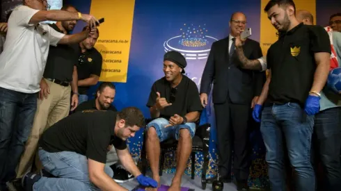Ronaldinho leaves footprints in Maracana Hall of Fame