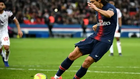 PSG's Cavani out of Man Utd game with torn thigh muscle: press