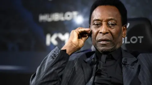 Pele undergoes treatment in Paris hospital