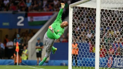 Cult Hungarian goalie Kiraly hangs up his sweatpants