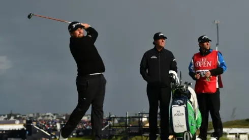 Lowry overcomes early nerves to seize British Open lead