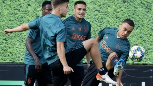 Dest mulling international future amid US-Dutch tug-of-war