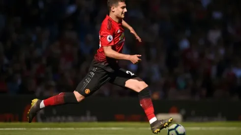 Man United's Dalot visits 'Miracle Doctor' in China