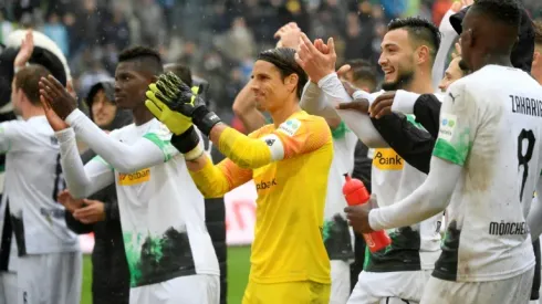 Moenchengladbach go top with Augsburg thrashing