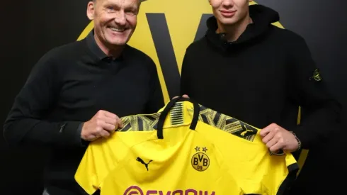 Borussia Dortmund sign teen striking prodigy Haaland
