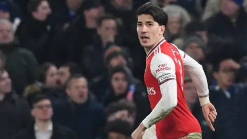 10-man Arsenal hold Chelsea in torrent of late EPL goals