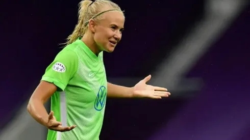 Chelsea women sign prolific striker Harder