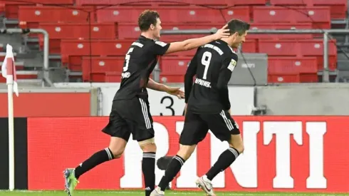 Lewandowski helps keep Bayern top as Dortmund stumble