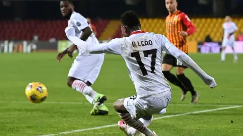 Ten-man AC Milan keep ahead of rampant Inter in Serie A