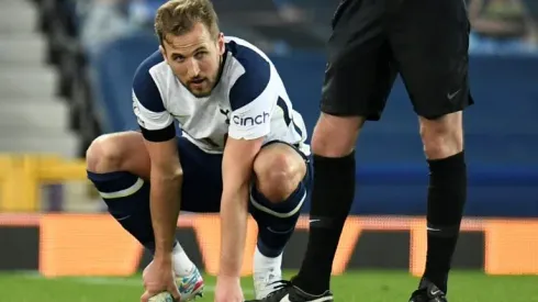 Ankle injury clouds Kane double as Spurs draw with Everton
