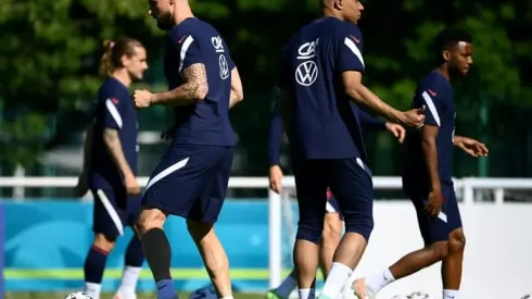 Mbappe 'affected' by Giroud criticism but keen to move on