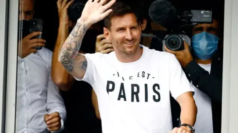 Messi arrives in Paris to complete PSG move