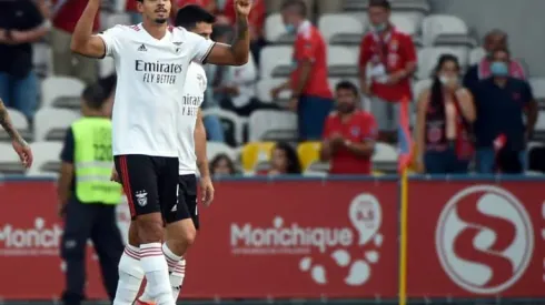 Benfica hold on with 10 men at PSV