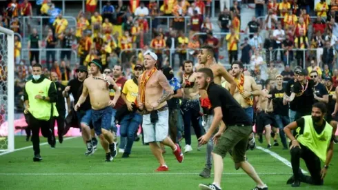 Lens beat Lille in derby blighted by pitch invasion