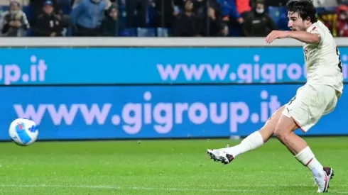 Milan hold nerve at Atalanta to stay on heels of perfect Napoli