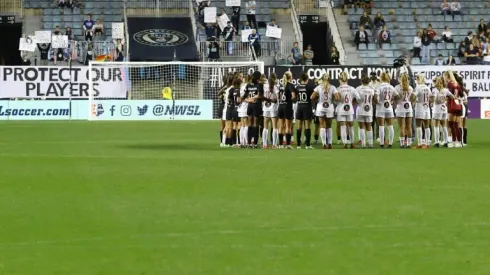 NWSL players halt play in 'solidarity' moment