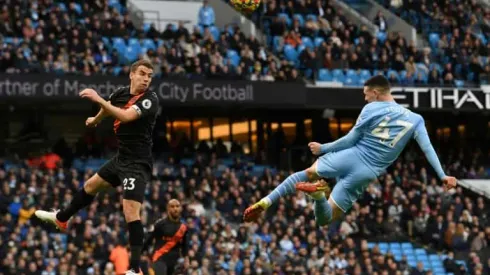 Man City sweep aside Everton to close on Chelsea