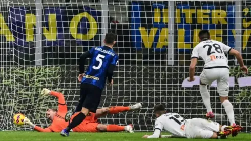 Inter pile pressure on leaders Napoli with Spezia win