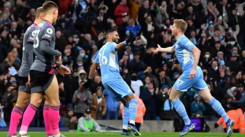 Leaders Man City hit six after Leicester scare