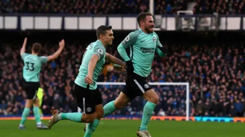 Everton crash to pile pressure on Benitez, Chelsea axe Lukaku