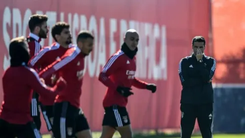 Ajax and Benfica coaches spar over who is the favourite