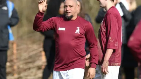Brazil football great Roberto Carlos turns out for English pub team