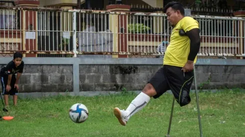One-legged Indonesian keeps football dream alive