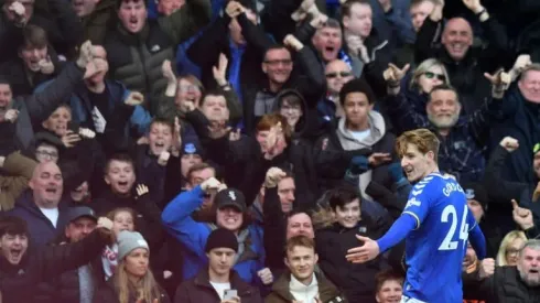 Everton beat misfiring Man Utd to boost survival hopes