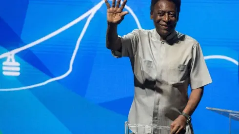 Pele leaves hospital after colon cancer treatment